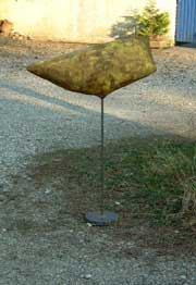 Schwebend 1, Zement auf Gitterdraht, 123 cm